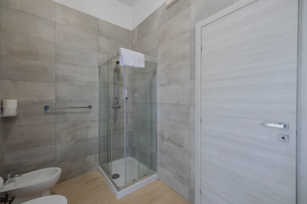 Bagno della camera doppia con doccia in vetro