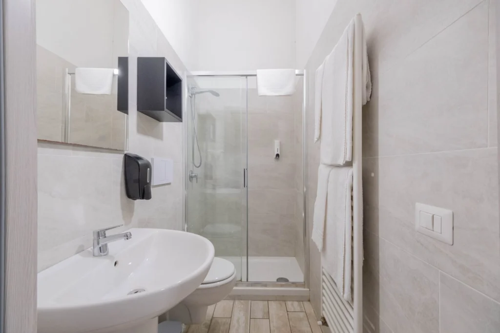 Bagno della camera matrimoniale con doccia e lavabo