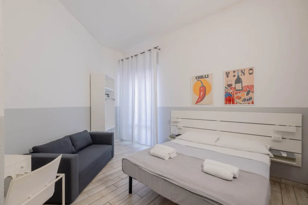 Camera tripla con letto matrimoniale e divano letto